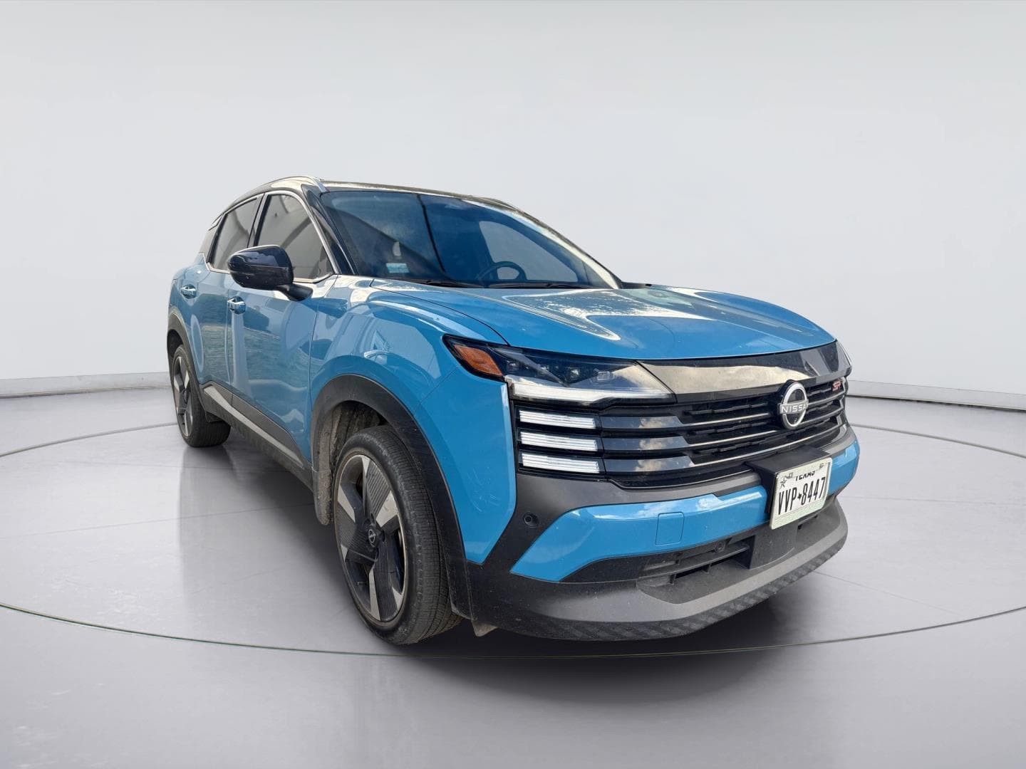 2025 Nissan Kicks SR — photo 1 of 17