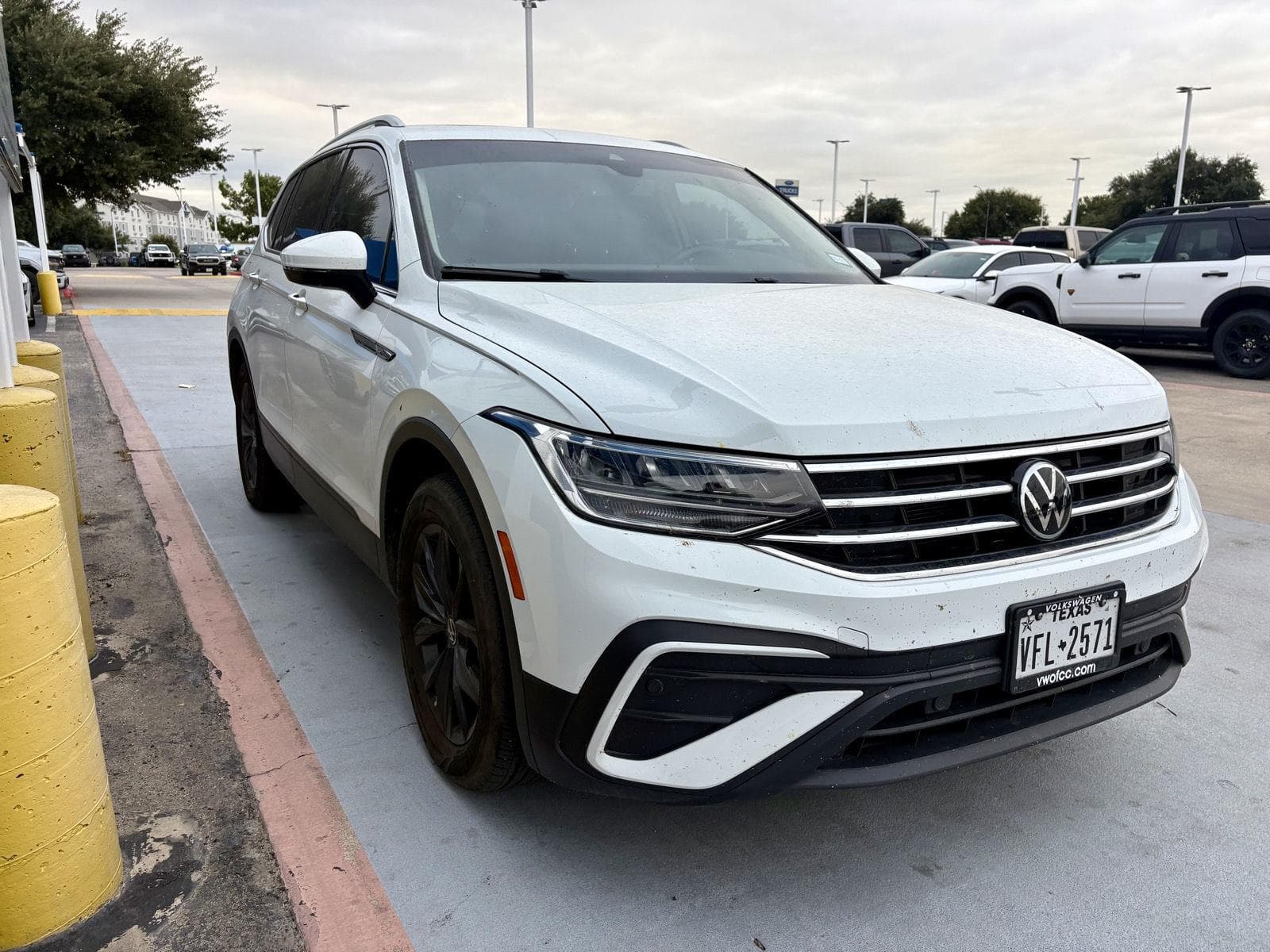 2024 Volkswagen Tiguan SE — photo 1 of 18