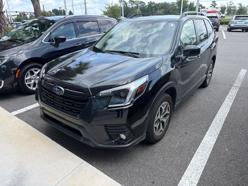 2023 Subaru Forester Premium — photo 1 of 3