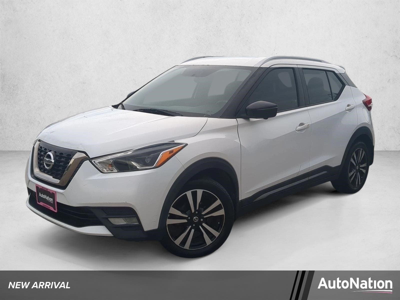 2019 Nissan Kicks SR — photo 1 of 19