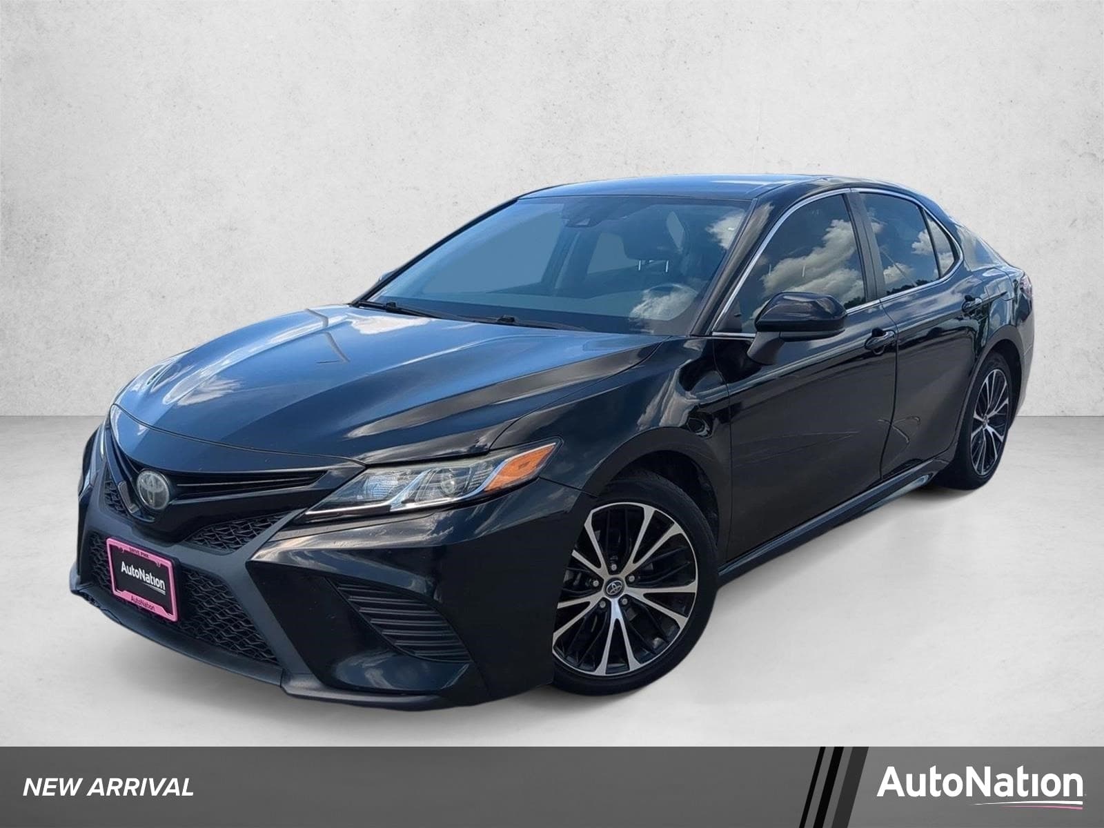 2020 Toyota Camry SE — photo 1 of 19