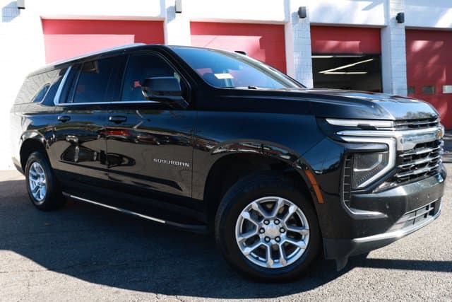 2025 Chevrolet Suburban LT — photo 1 of 40