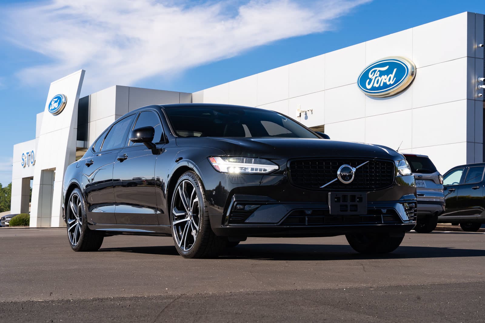 2021 Volvo S90 R-Design — photo 1 of 42