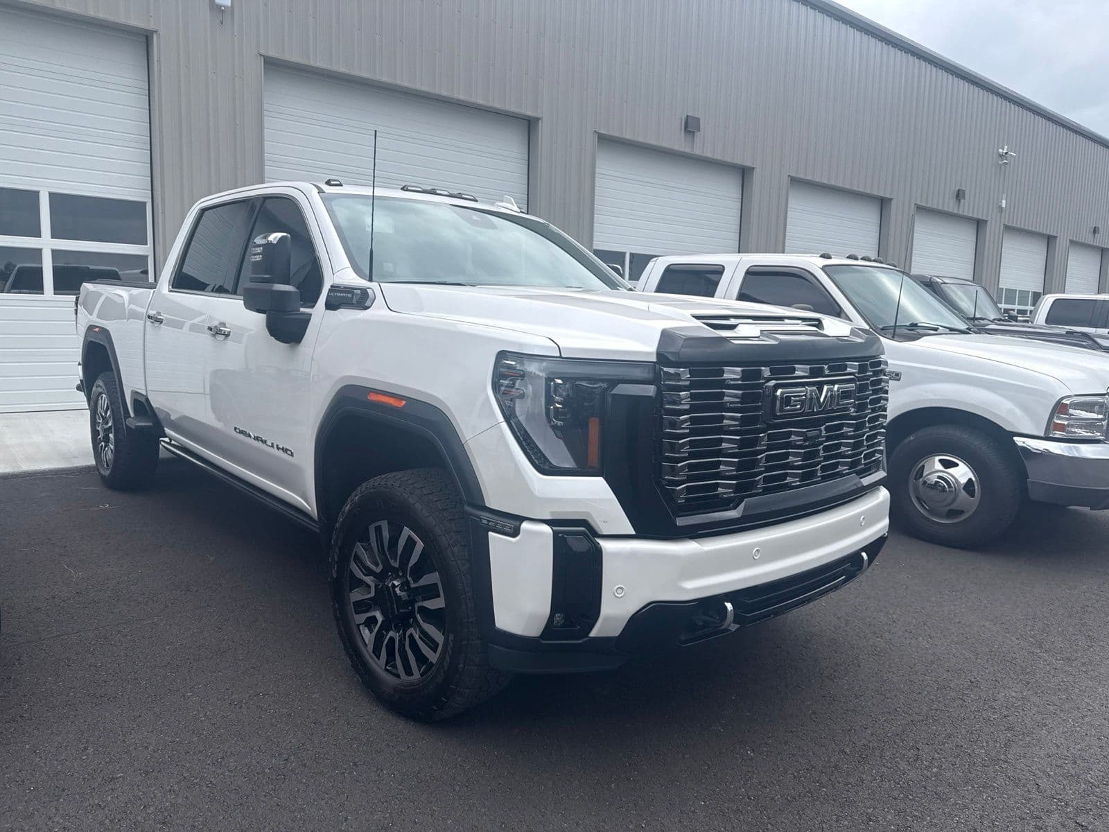 2025 GMC Sierra 2500HD Denali Ultimate — photo 1 of 6