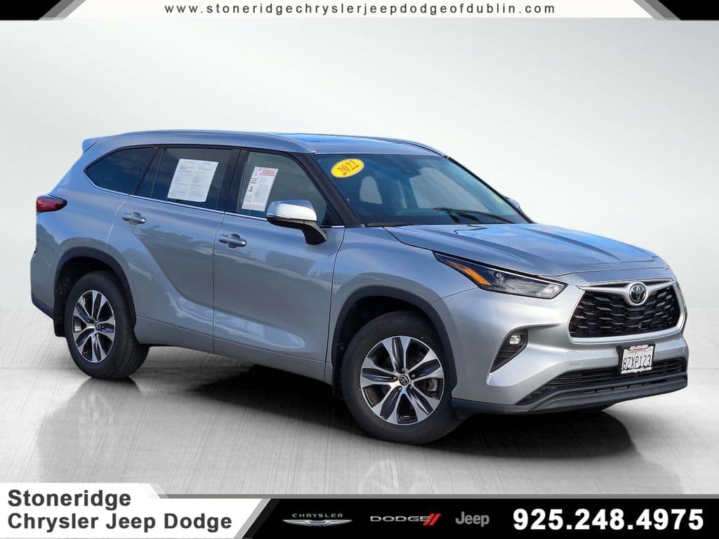 2022 Toyota Highlander XLE — photo 1 of 32