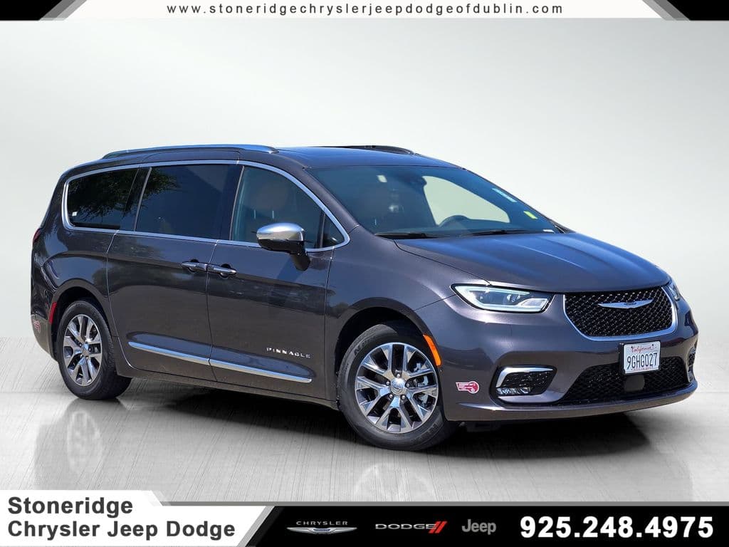 2023 Chrysler Pacifica Hybrid Pinnacle — photo 1 of 29