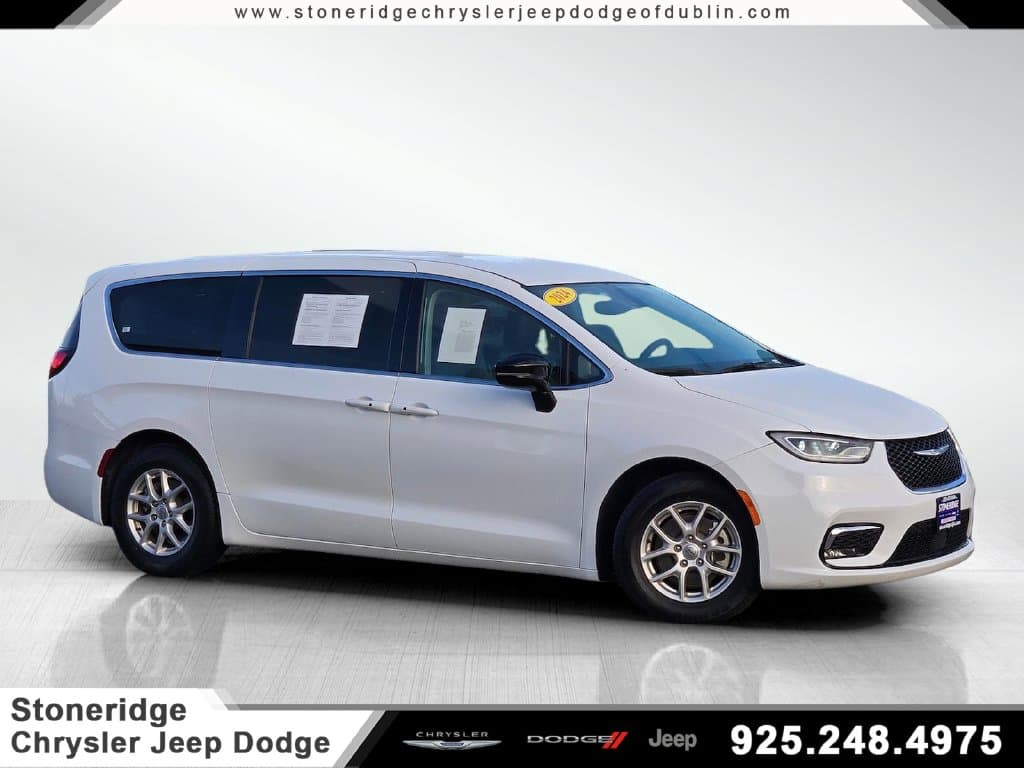 2024 Chrysler Pacifica Touring L — photo 1 of 32
