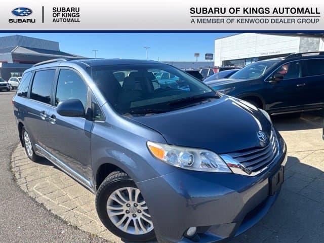 2017 Toyota Sienna XLE — photo 1 of 25