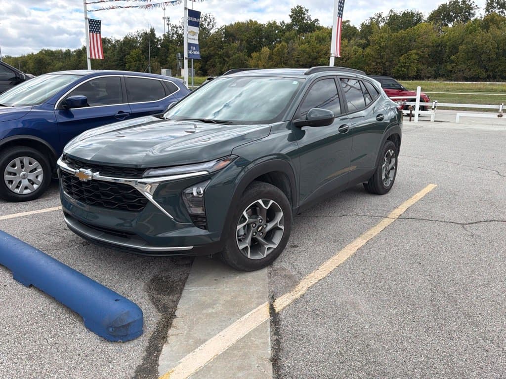 2025 Chevrolet Trax LT — photo 1 of 9