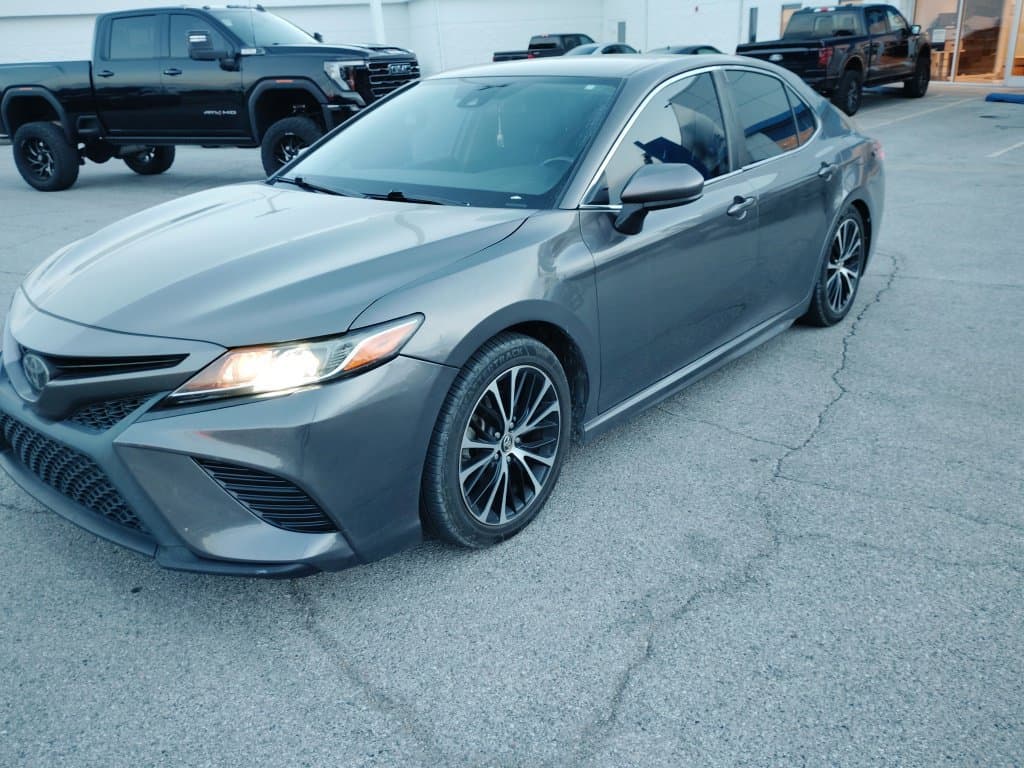 2018 Toyota Camry LE — photo 1 of 12