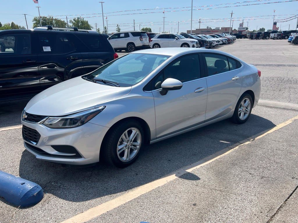 2018 Chevrolet Cruze LT — photo 1 of 17