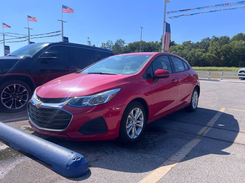 2019 Chevrolet Cruze LS — photo 1 of 16