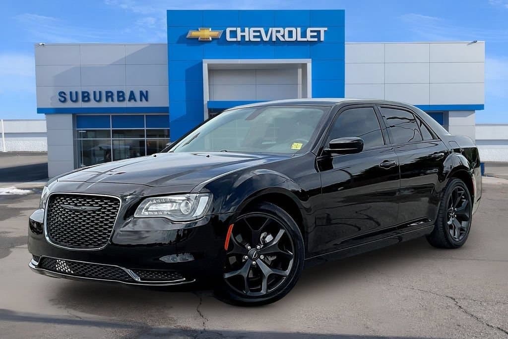 2022 Chrysler 300 Touring — photo 1 of 30