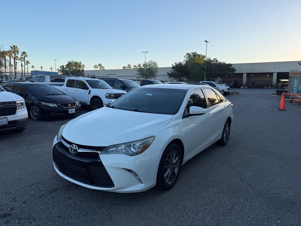 2016 Toyota Camry SE — photo 1 of 5