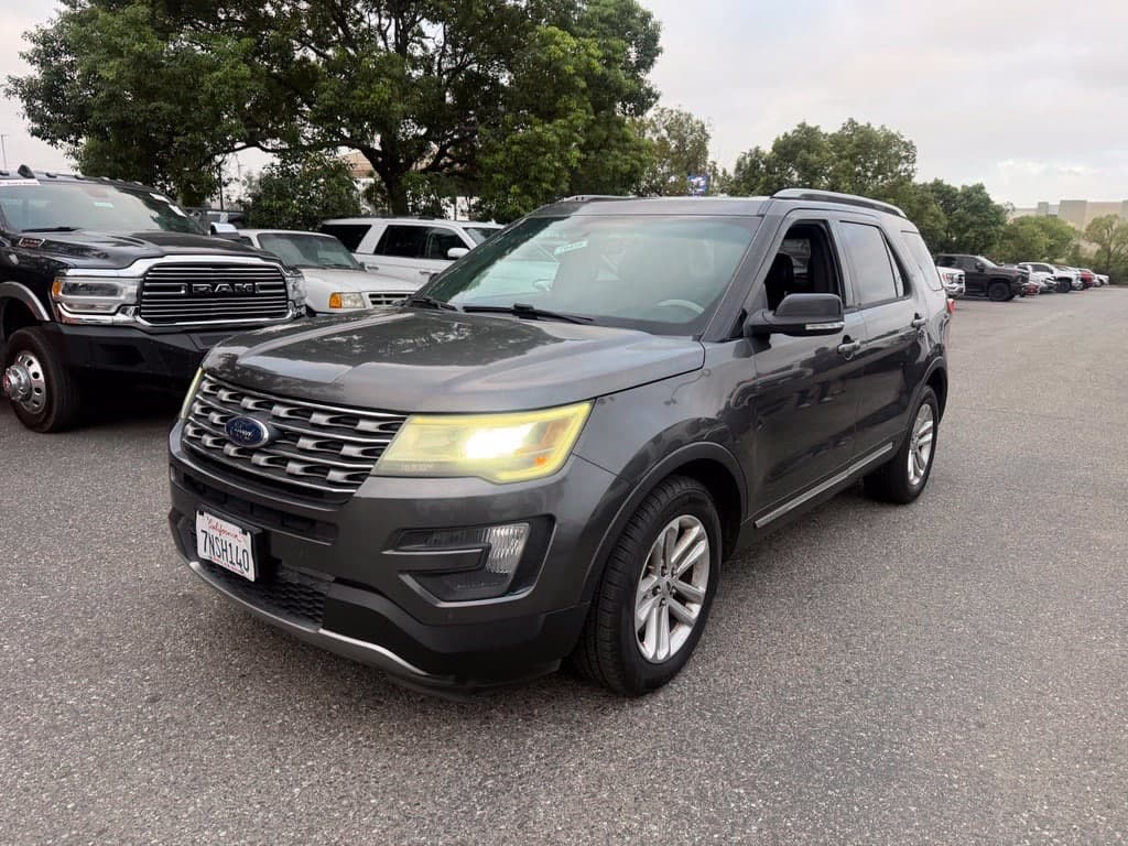 2016 Ford Explorer XLT — photo 1 of 5