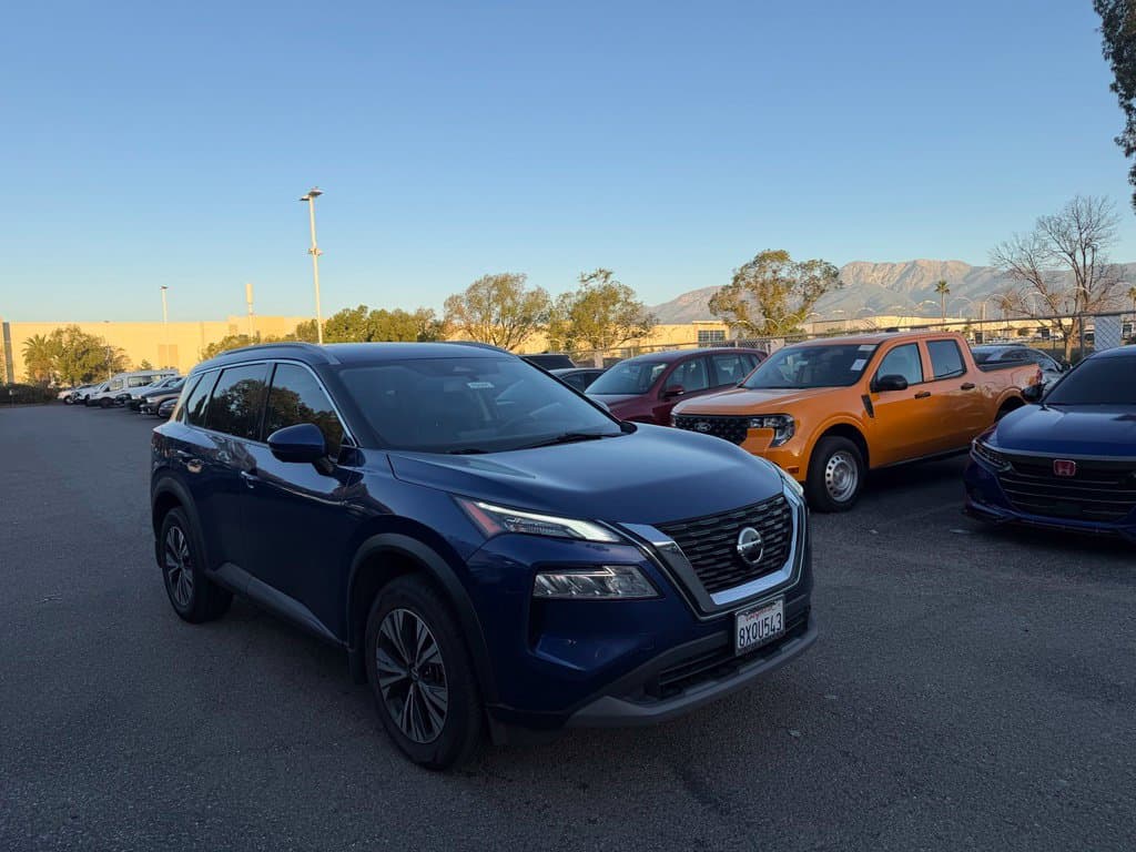 2021 Nissan Rogue SV — photo 1 of 4