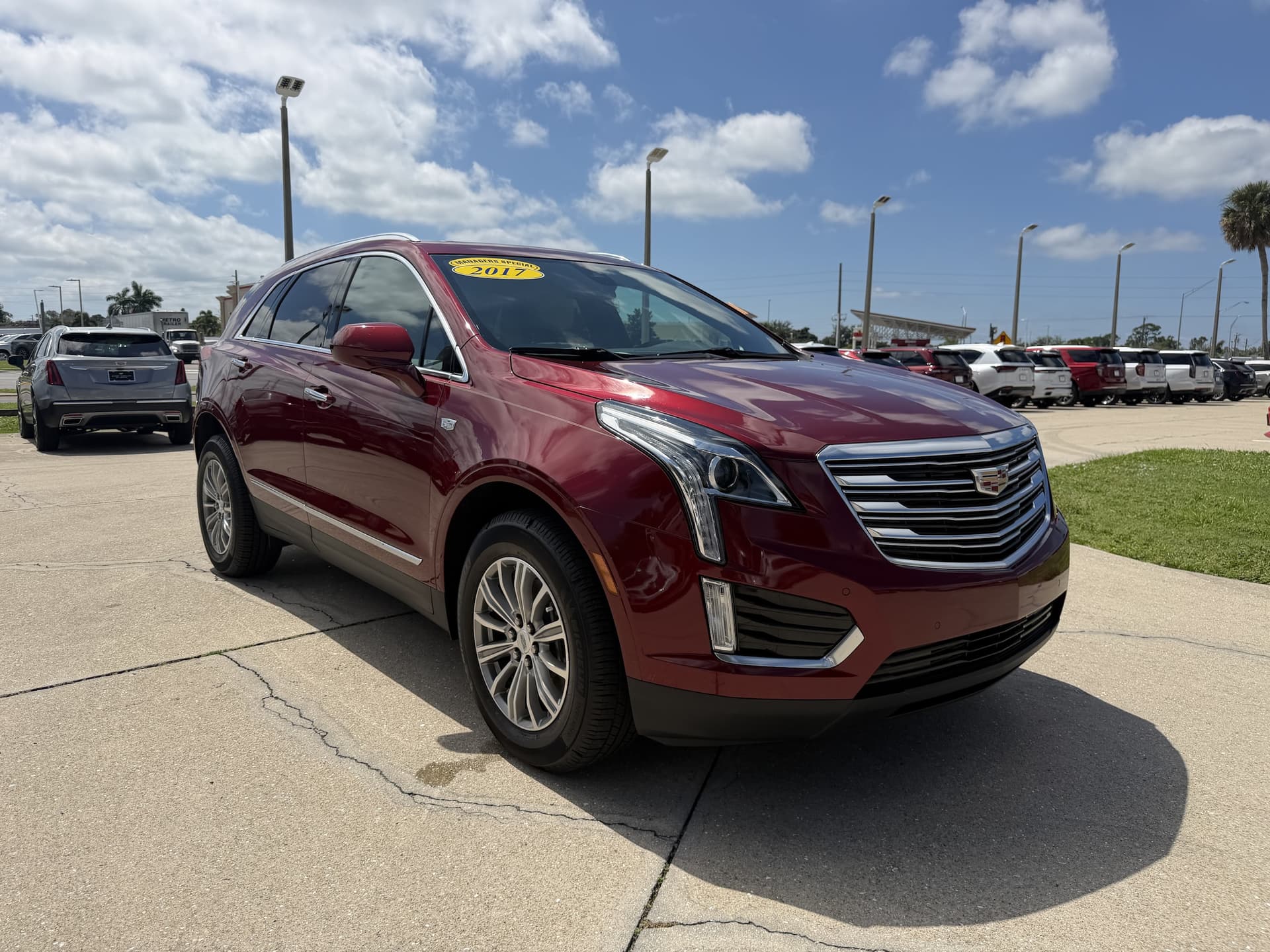 2017 Cadillac XT5 Luxury FWD — photo 1 of 32