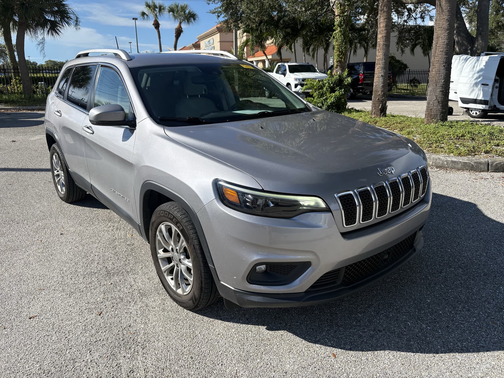 2021 Jeep Cherokee Latitude Lux — photo 1 of 12