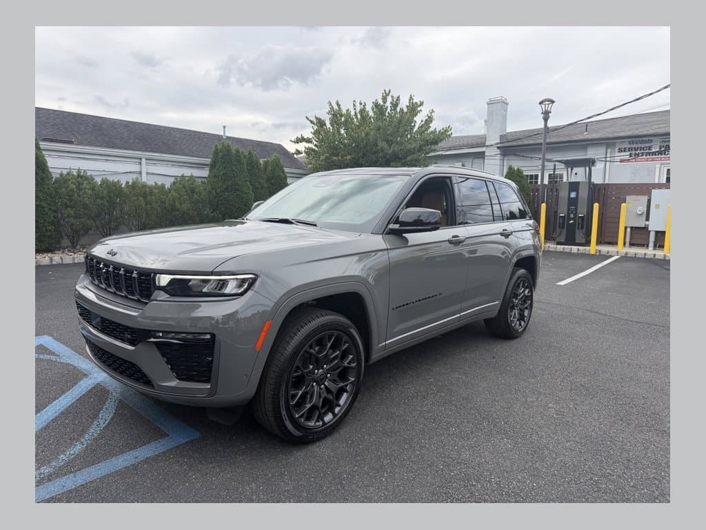 2027 Jeep Grand Cherokee Summit — photo 1 of 29