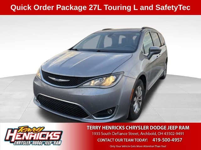 2017 Chrysler Pacifica Touring-L — photo 1 of 32