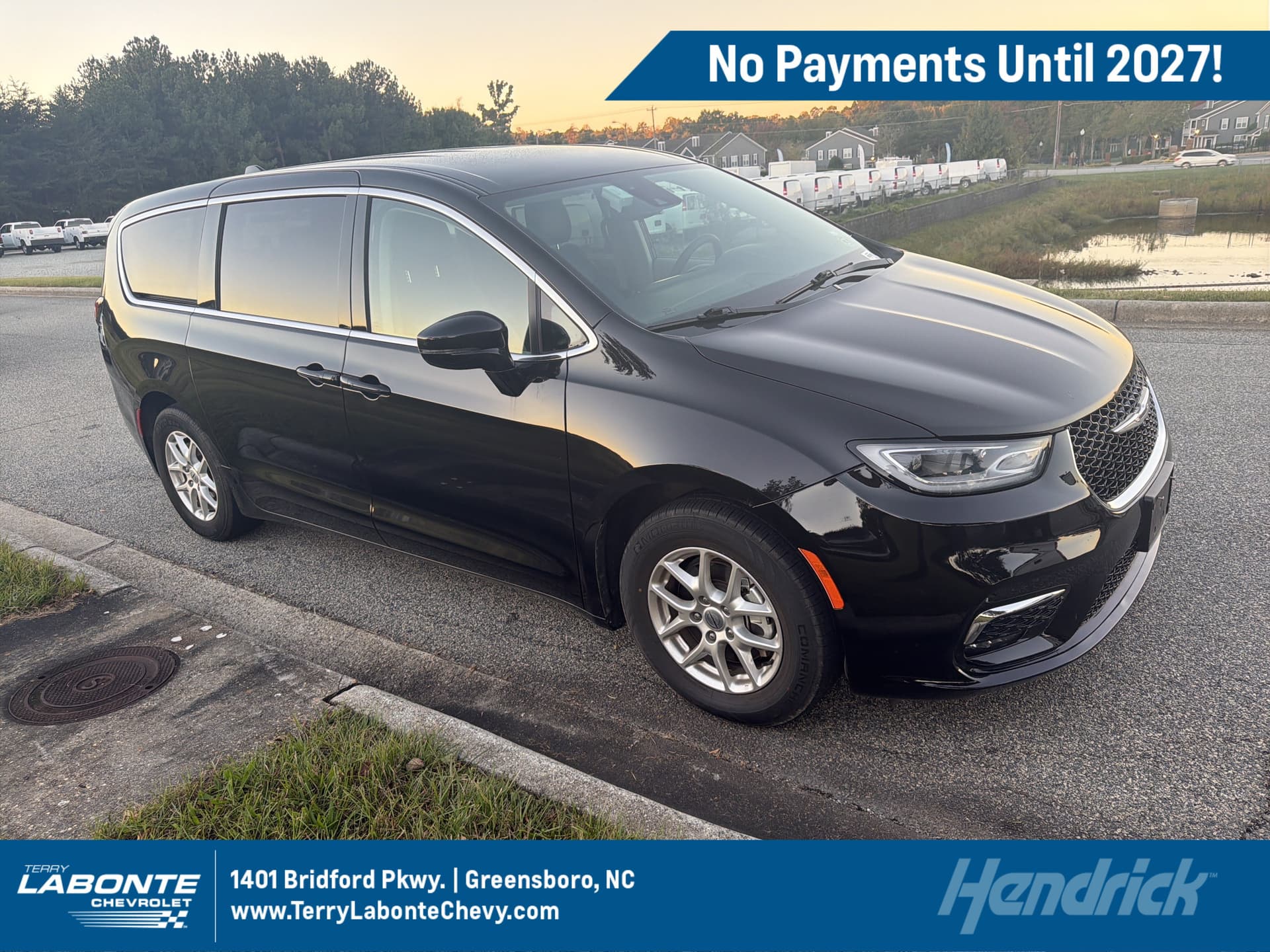 2024 Chrysler Pacifica Touring L — photo 1 of 12