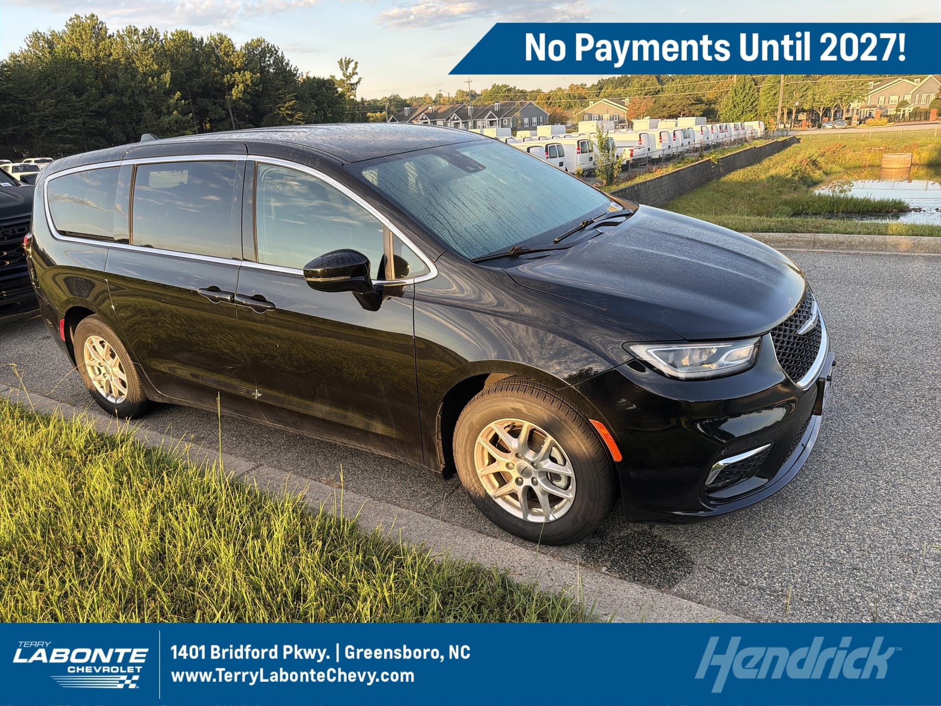 2025 Chrysler Pacifica Select — photo 1 of 12