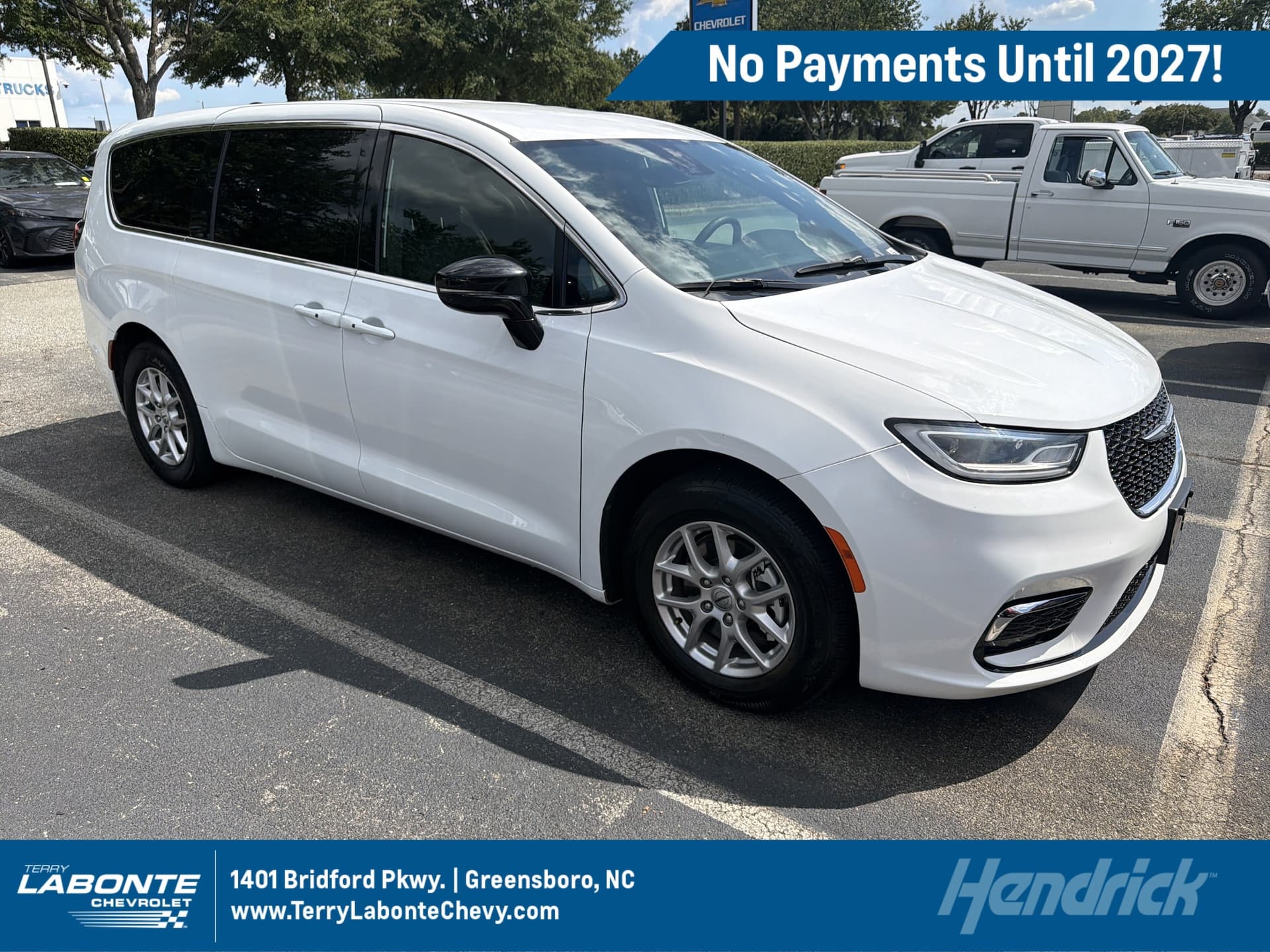 2025 Chrysler Pacifica Select — photo 1 of 12