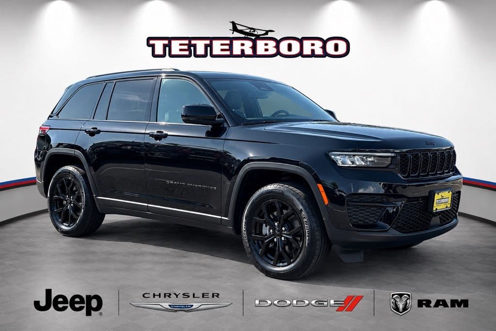 2024 Jeep Grand Cherokee Laredo — photo 1 of 29