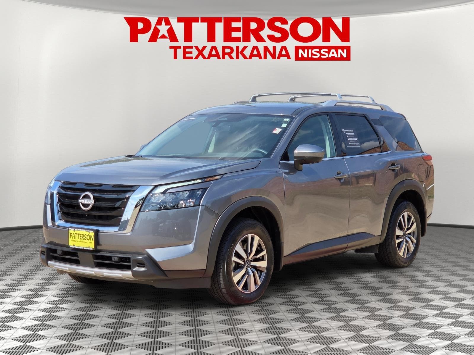 2025 Nissan Pathfinder SL — photo 1 of 36