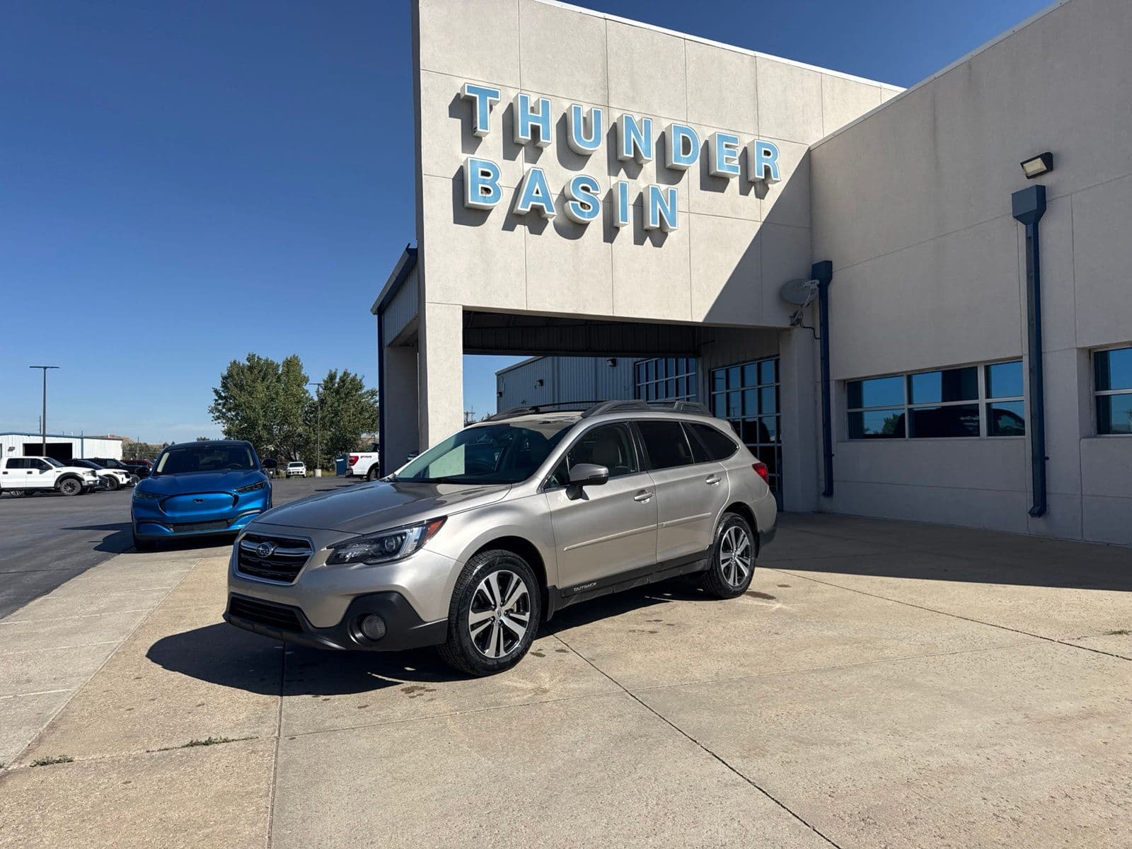 2018 Subaru Outback Base — photo 1 of 28