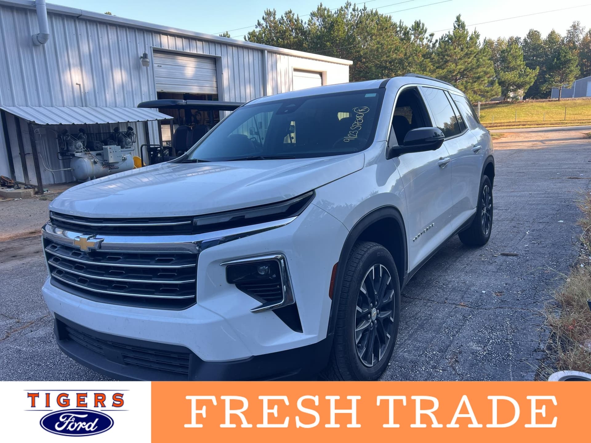 2025 Chevrolet Traverse FWD LT — photo 1 of 5