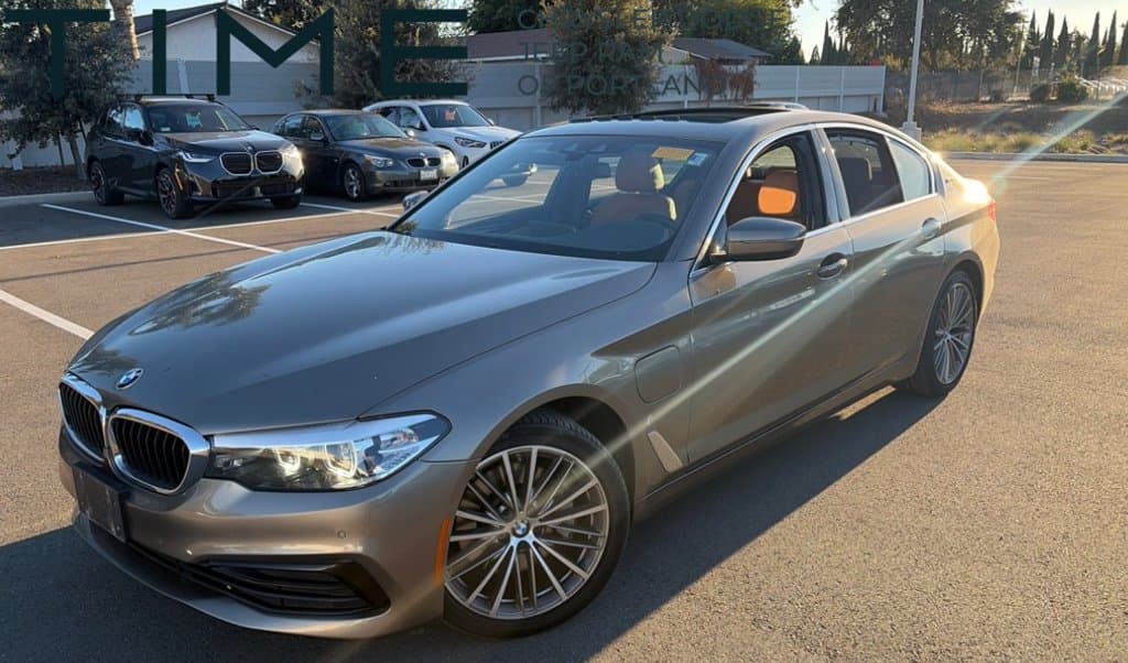 2019 BMW 5 Series 530e iPerformance — photo 1 of 6