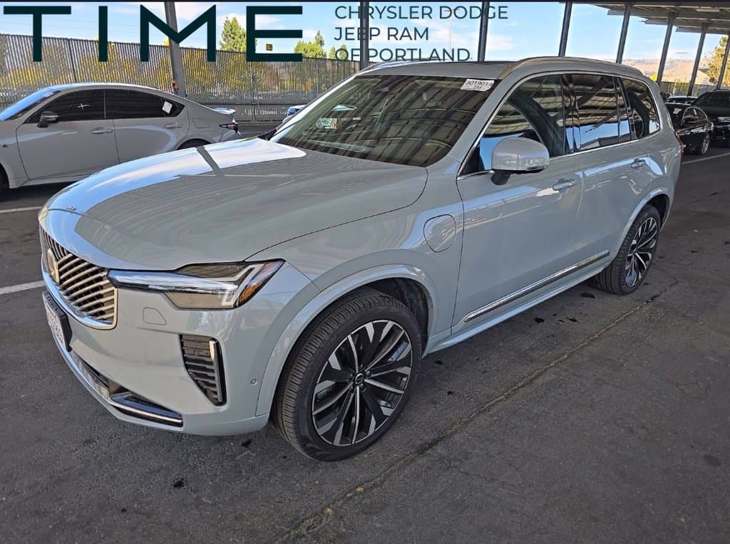 2025 Volvo XC90 Plug-In Hybrid Plus — photo 1 of 11