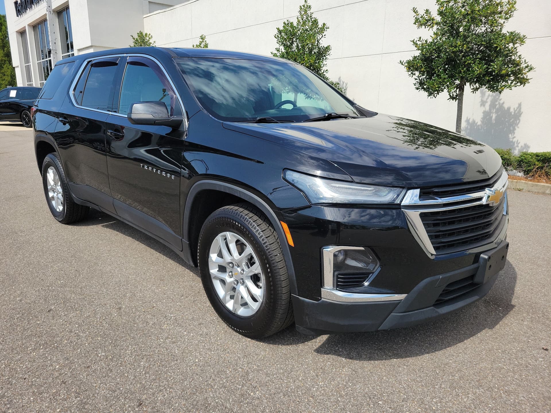 2023 Chevrolet Traverse LS — photo 1 of 27