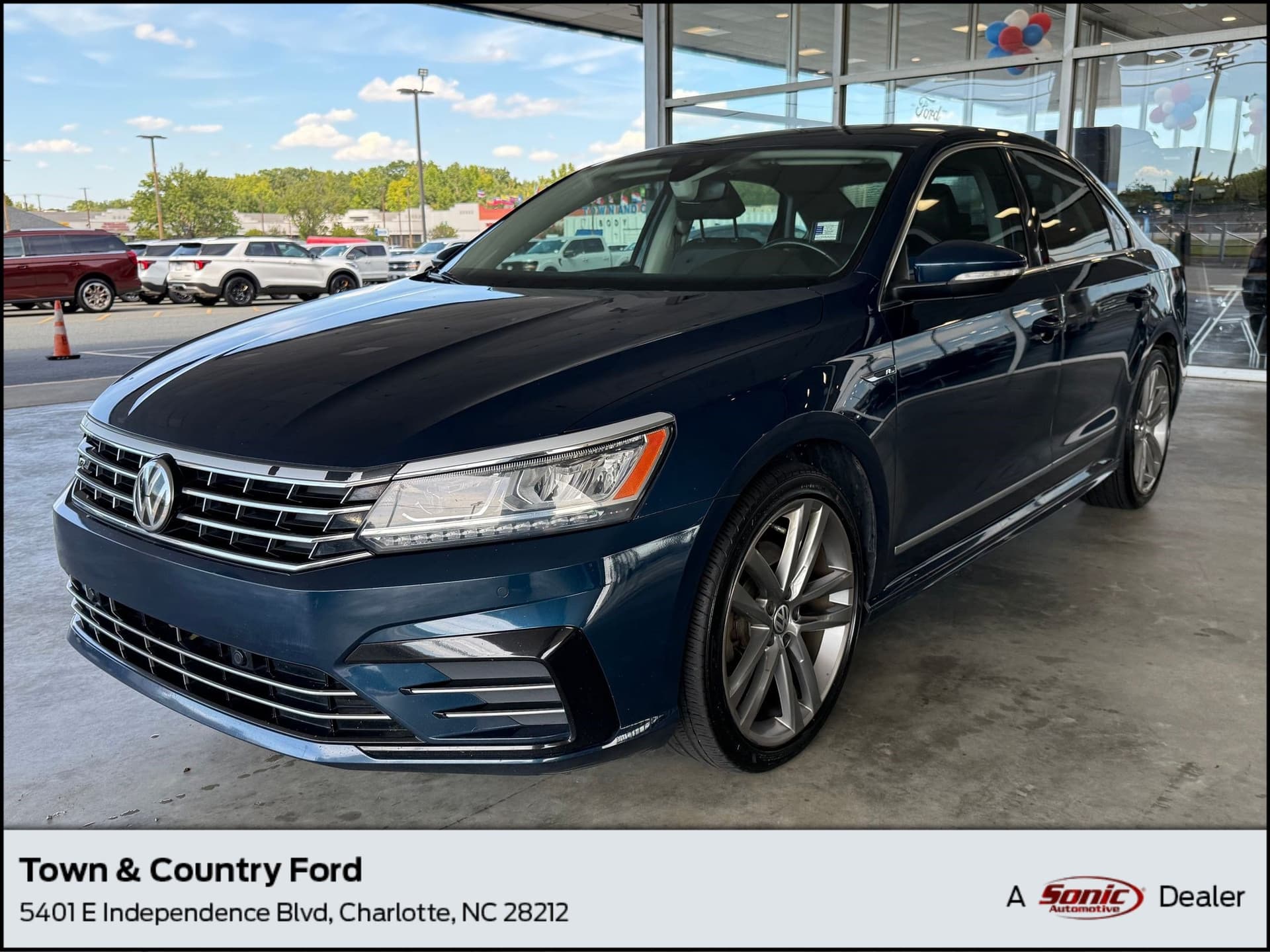 2019 Volkswagen Passat 2.0T SE R-Line — photo 1 of 34
