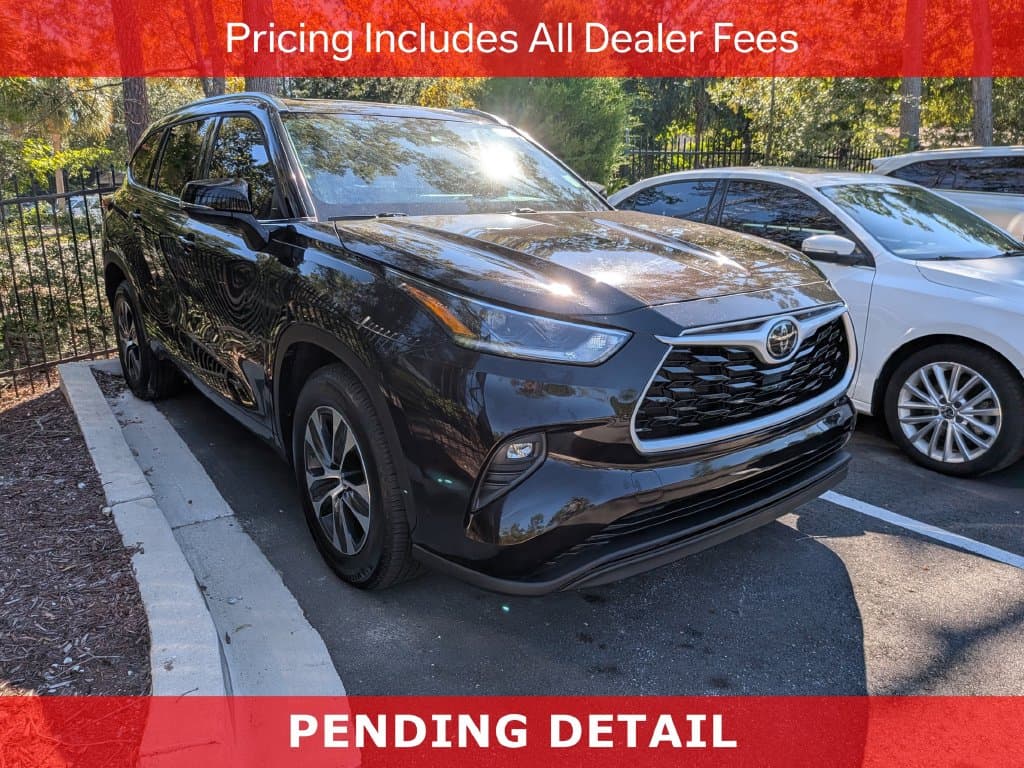 2021 Toyota Highlander XLE — photo 1 of 11