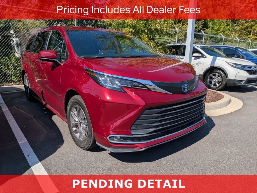 2022 Toyota Sienna XLE — photo 1 of 11