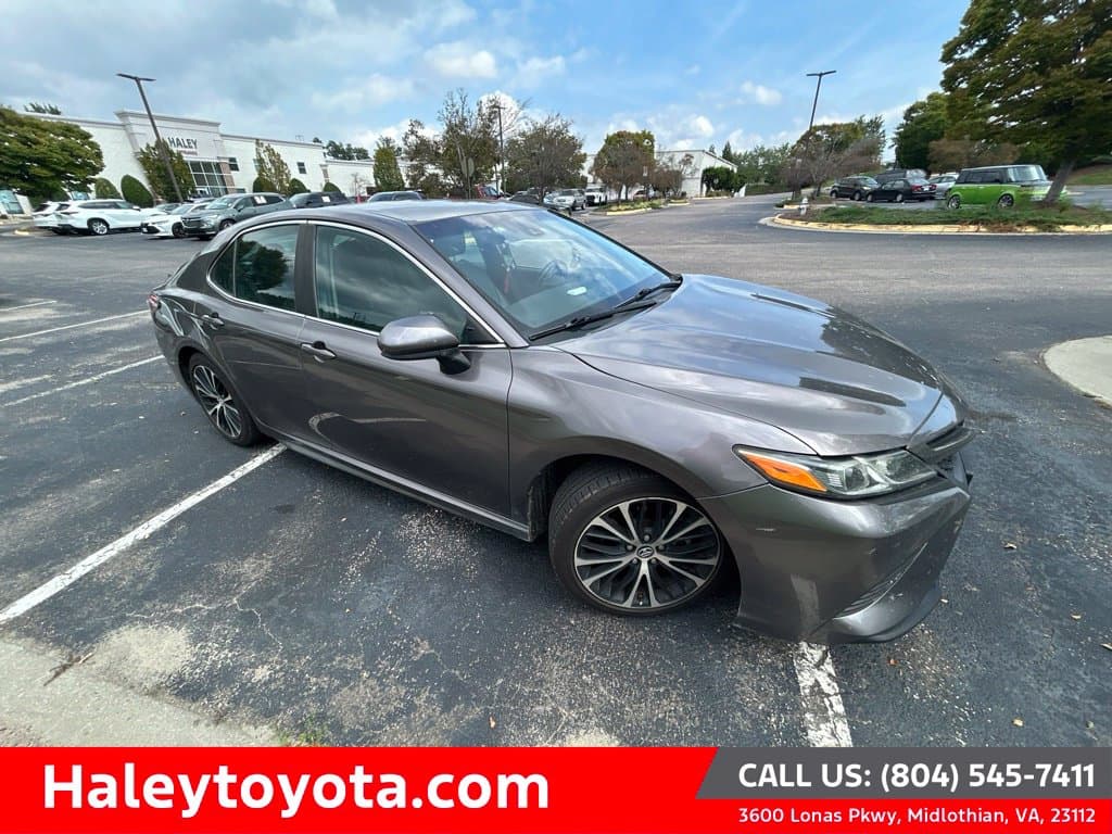 2018 Toyota Camry SE — photo 1 of 8