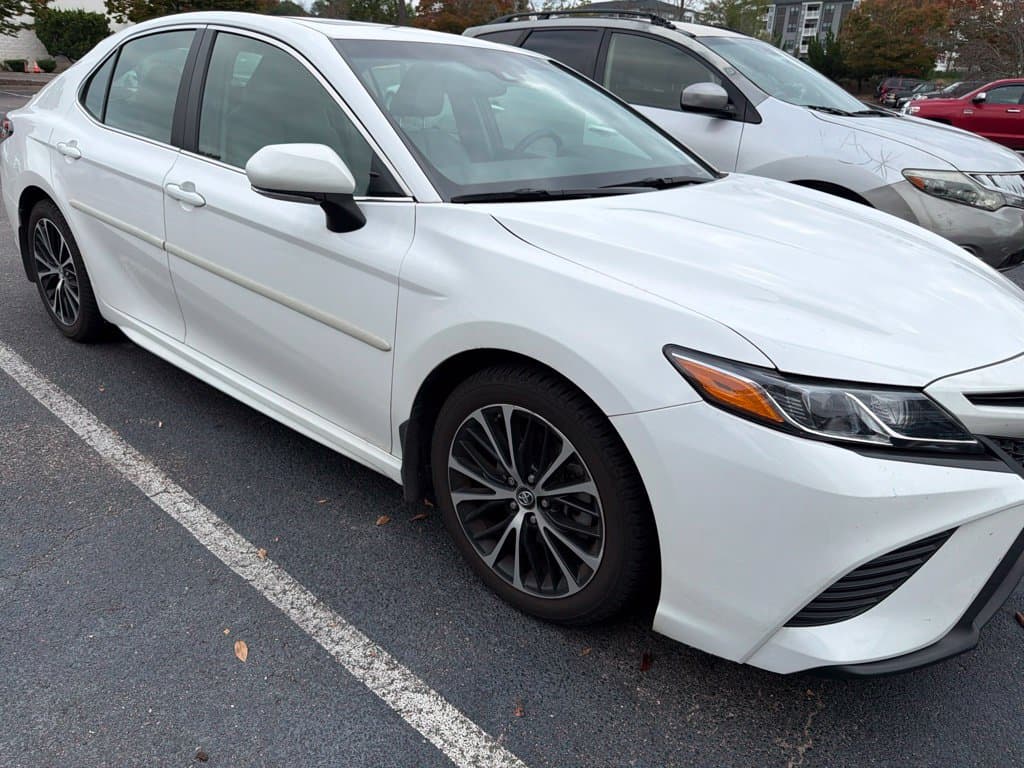 2018 Toyota Camry SE — photo 1 of 7