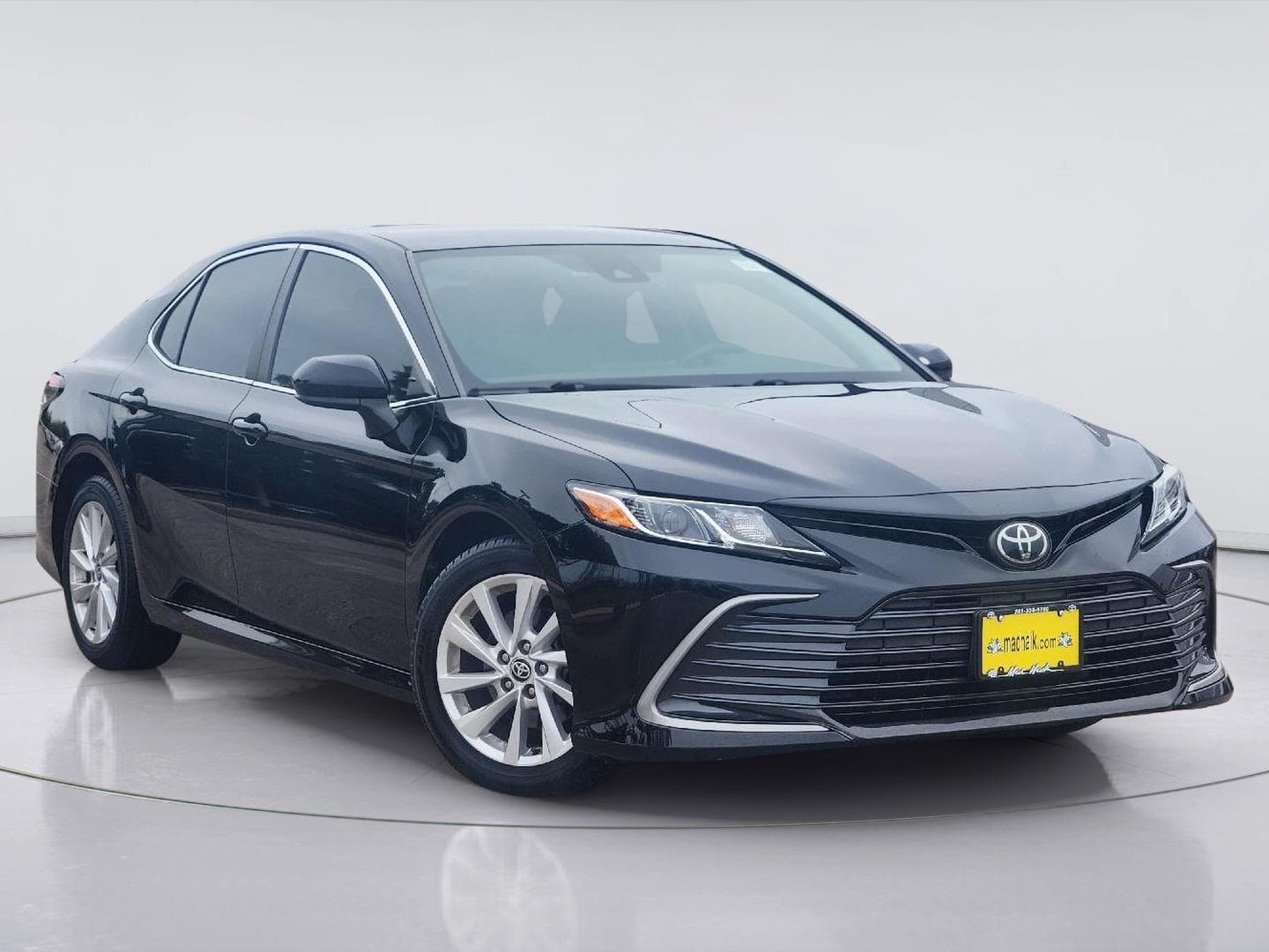 2022 Toyota Camry LE — photo 1 of 34