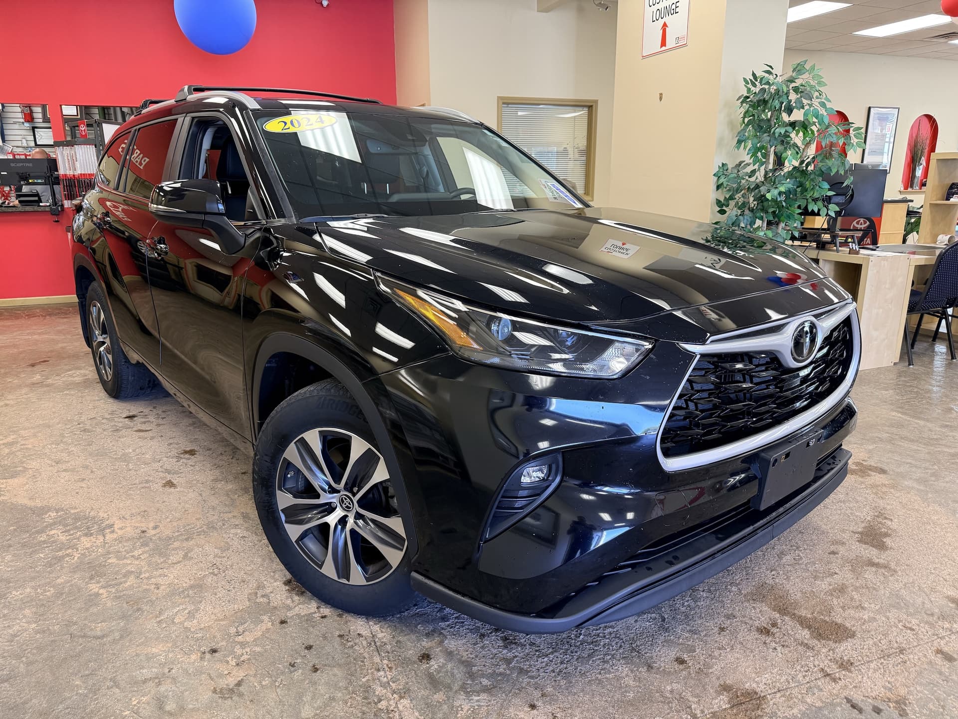 2024 Toyota Highlander XLE — photo 1 of 14