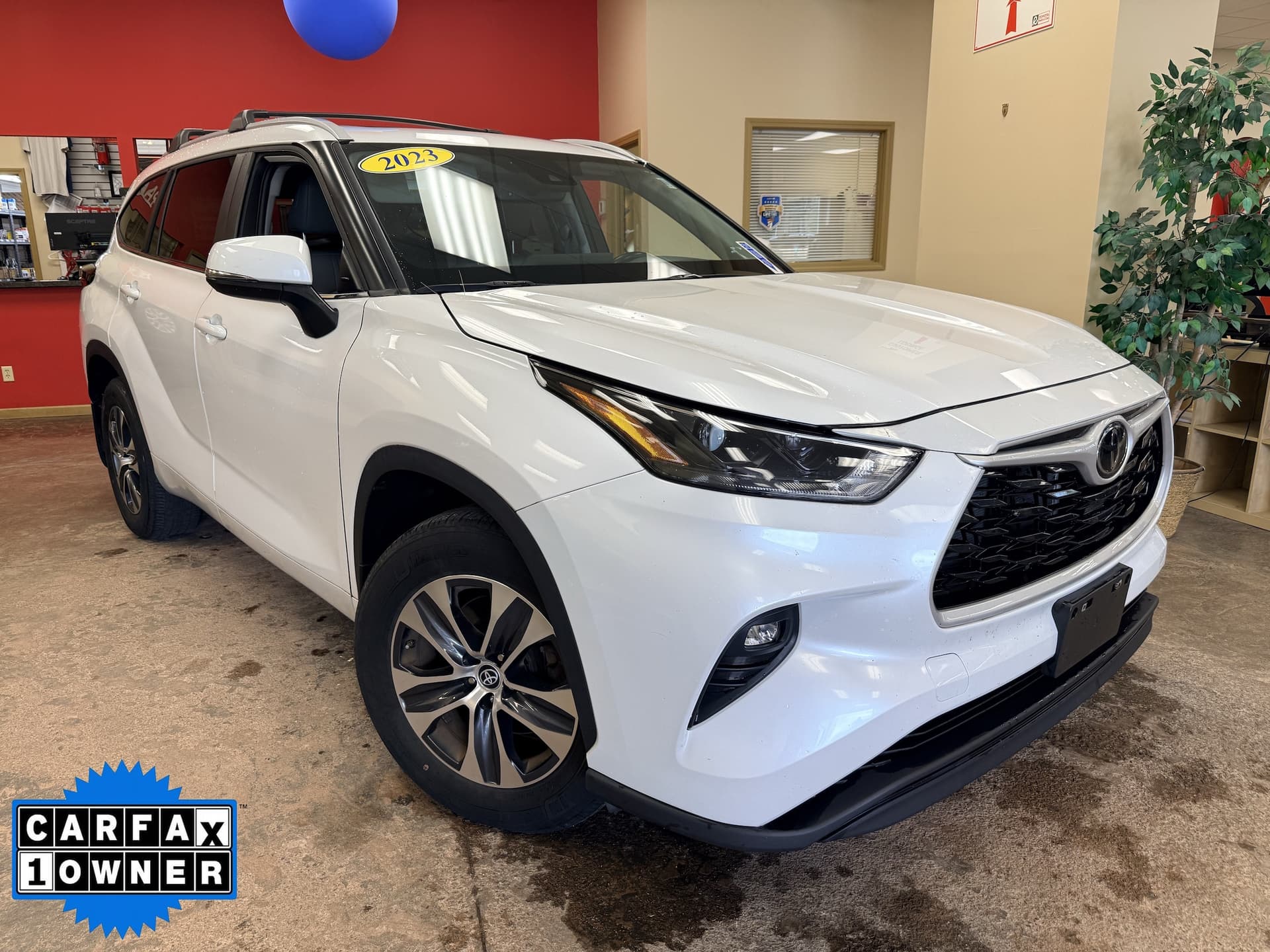 2023 Toyota Highlander XLE — photo 1 of 12