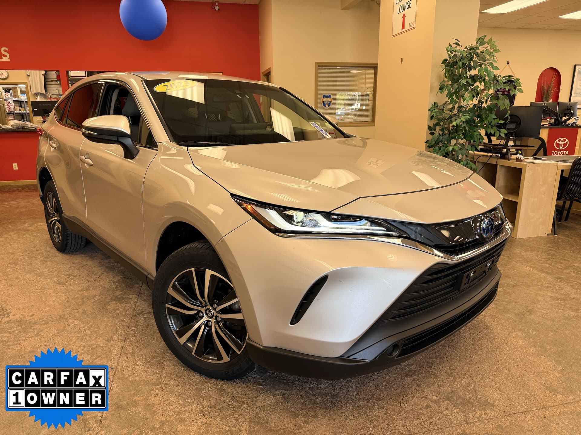 2023 Toyota Venza LE — photo 1 of 15