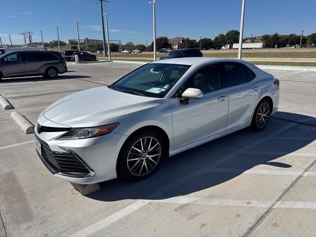2022 Toyota Camry Hybrid XLE — photo 1 of 7