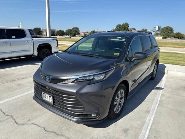 2025 Toyota Sienna XLE — photo 1 of 7