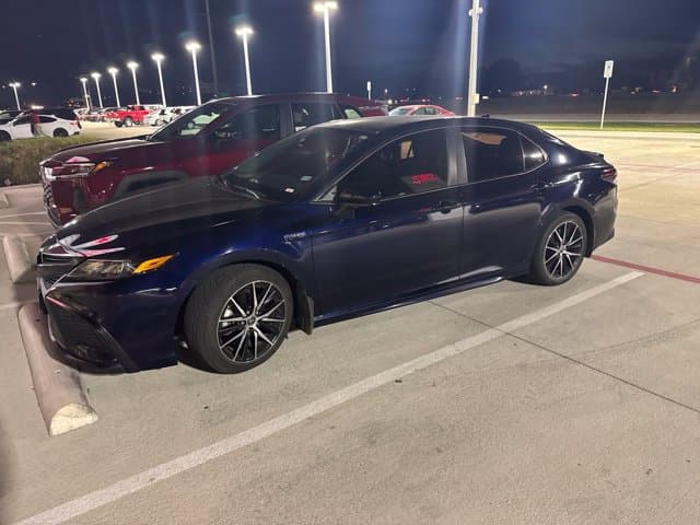 2021 Toyota Camry Hybrid SE — photo 1 of 7