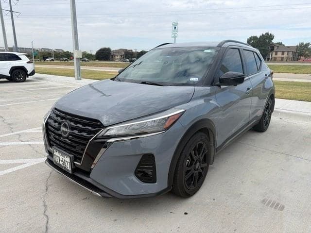 2023 Nissan Kicks SR — photo 1 of 7