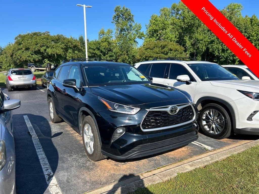 2021 Toyota Highlander LE — photo 1 of 12