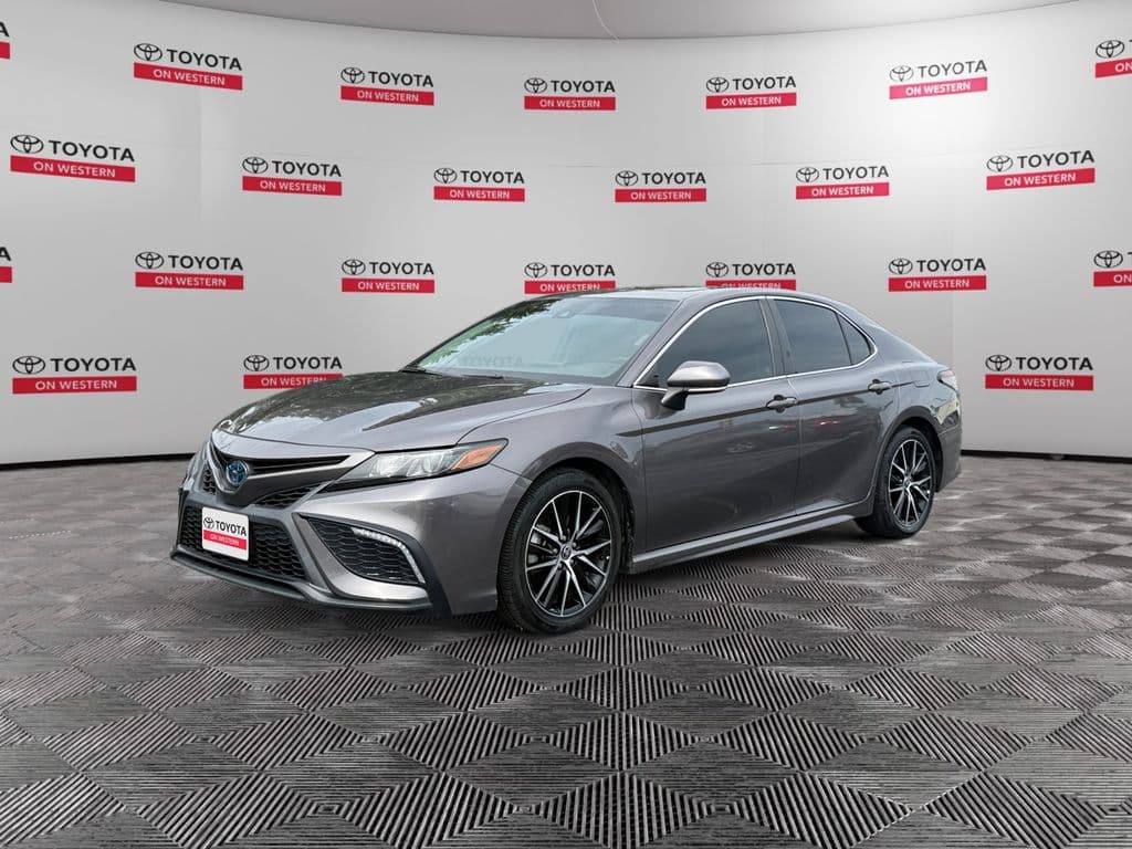 2022 Toyota Camry Hybrid SE — photo 1 of 39