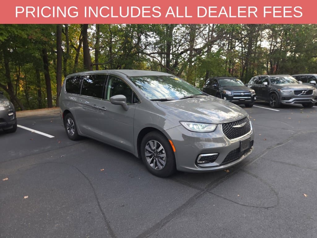2022 Chrysler Pacifica Hybrid Touring L — photo 1 of 17